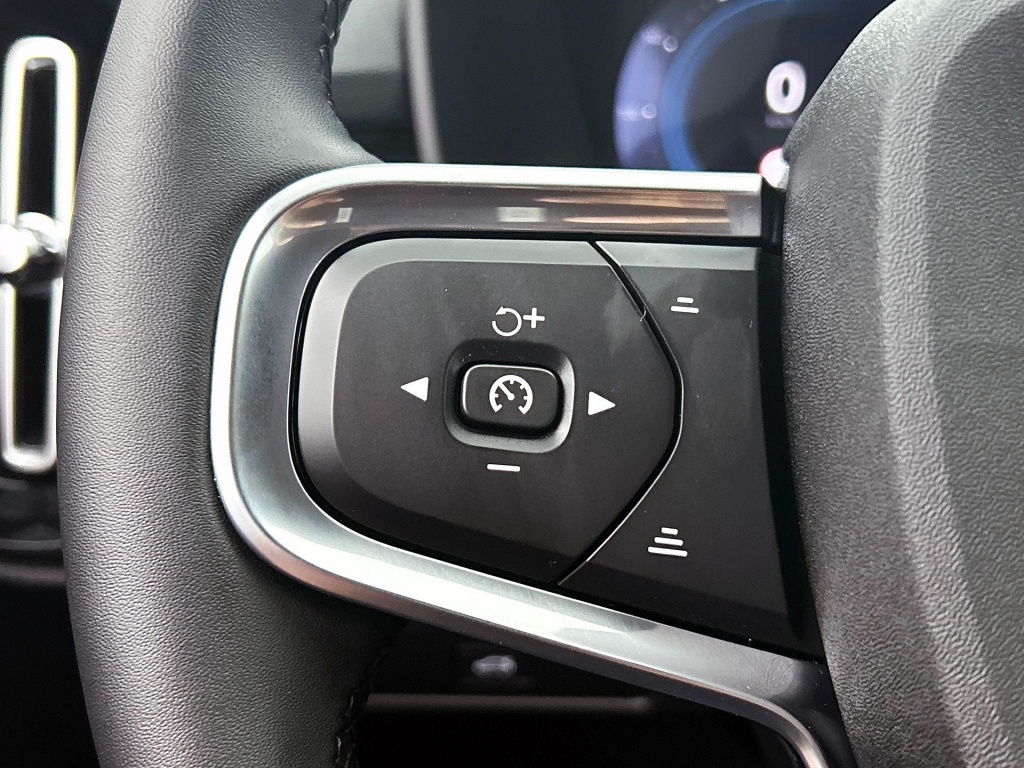 47569062 volvo xc40 2 0 b4 plus dark 7 04