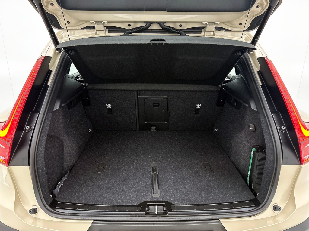 47569062 volvo xc40 2 0 b4 plus dark 9663aa