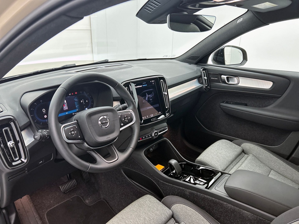 47569062 volvo xc40 2 0 b4 plus dark d073e0